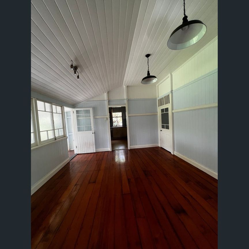 3 BEDROOM HOME CONVENIENTLY LOCATED IN THE HEART OF CORINDA - Photo 1