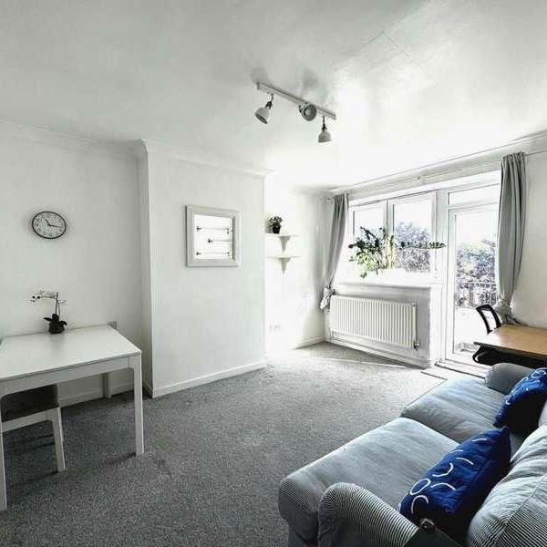 Three Bedroom Flat In The Heart Of Greenwich, SE10 - Photo 1