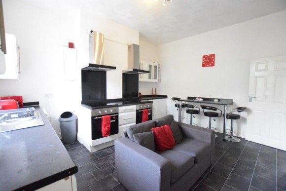 Five/ Six Bedroom Student Property - TO LET - Huddersfield - New - Photo 1