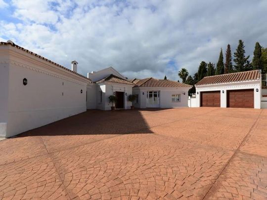 6 bedroom luxury Villa for rent in Marbella, Andalusia - Photo 1