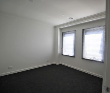 1/12 Woonah Street, Chadstone VIC 3148 - Townhouse For Rent | Domain - Photo 3
