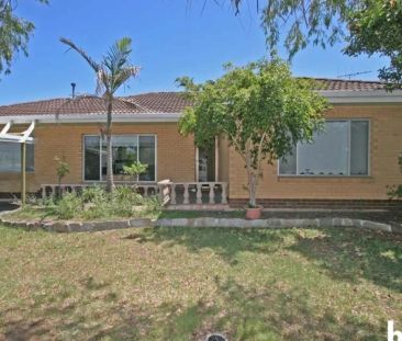 Four bedroom home in popular locale - Photo 3