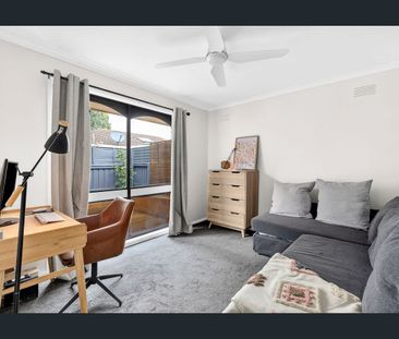 Low-Maintenance Living in Manifold Heights - Photo 2