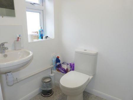 1 bedroom in a flat share to rent - Photo 4