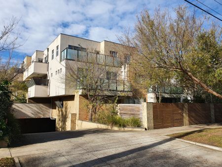 Modern & Secluded Living - Photo 3