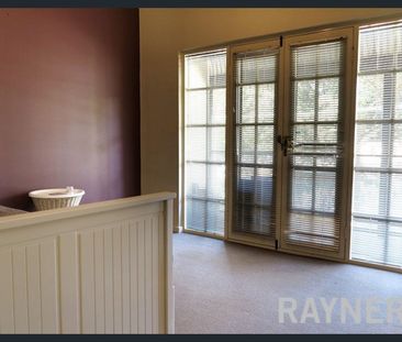 Stylish Townhouse - Photo 5