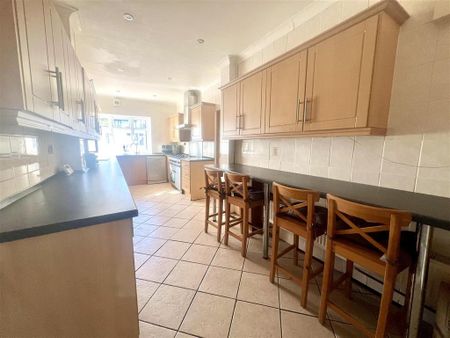 4 bedroom semi-detached house to rent - Photo 3