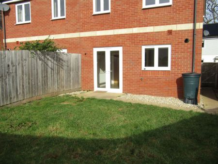 3 bed Semi-Detached - To Let - Photo 4