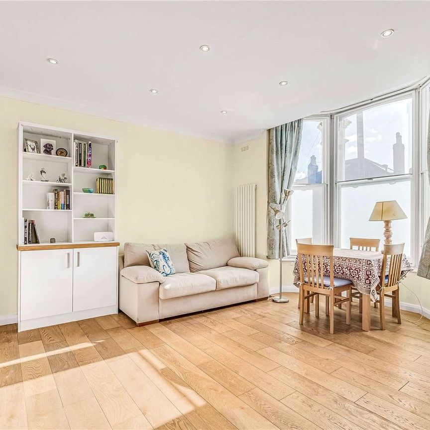 A charming raised ground floor apartment with a modern eat-in kitchen and recently refurbished bathrooms. - Photo 1