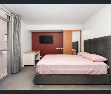 Central location fully furnished studio apartment - Photo 1