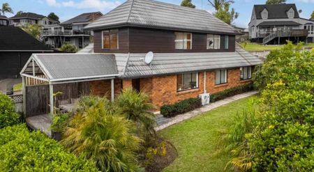 Spacious 4BR Home with Garden! - Photo 4