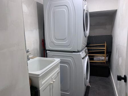 For Lease - 337 Carruthers Avenue, Newmarket, Ontario - Photo 2