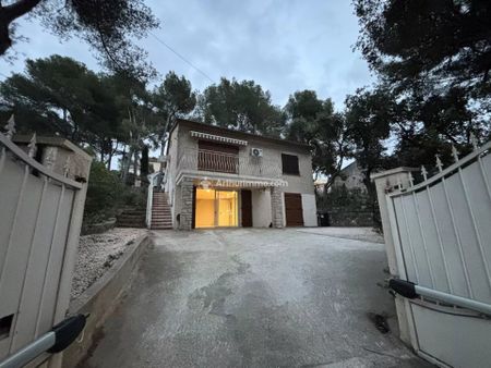 Location Maison 5 pièces 105 m2 à Six-Fours-les-Plages - Photo 3