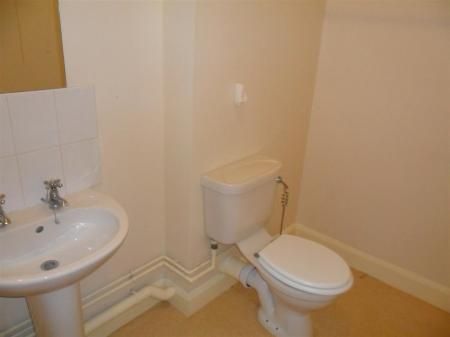 3 bedroom Flat To Let - Photo 4