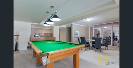 FURNISHED 3 BED APARTMENT - Photo 2