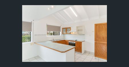 Neat & Tidy Two Bedroom Duplex with Airconditioning - Photo 4