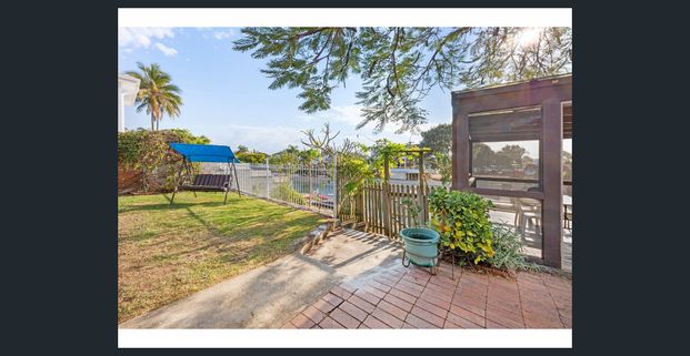 Low-maintenance single level waterfront home - Photo 1