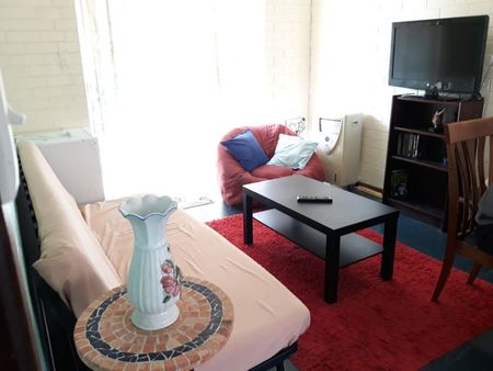 PETS ALLOWED! Large Unit in TOP LOCATION. WALK TO TRAINS, BUSES, SHOPS, SHOPPING CENTRE, RESTAURANTS etc ! - Photo 5