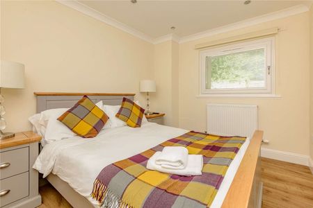 Charming Detached Cottage in Duddingston. Gated private entrance with garden, the property comprises, four bedrooms, two with ensuite, family bathroom , open plan kitchen and living area. - Photo 5