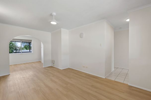 Perfect Location - beautifully renovated home. Family dream - Photo 1