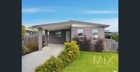 Modern Family Home - Photo 3