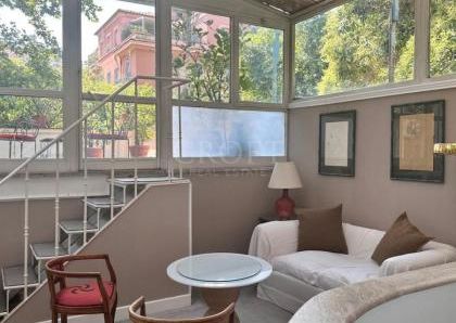 Villa-Parioli: Beautiful independent house with large private garden and terraces. Spacious living, formal dining, study-music room, sun room, 5 bedrooms, 4 bathrooms, parking. rif 163