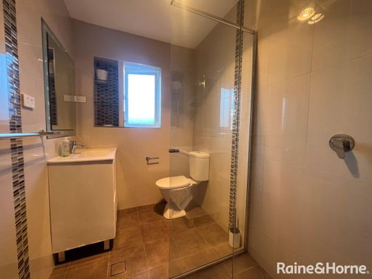 BRIGHT & SPACIOUS TOP FLOOR UNIT! - Photo 1