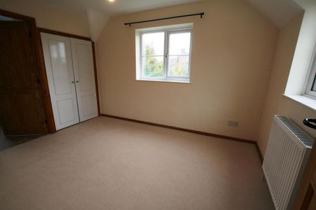 4 bedroom detached house to rent - Photo 4