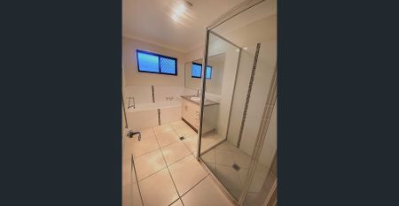 SPACIOUS TOWNHOUSE IN A QUIET STREET - Photo 5