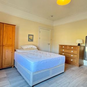 Double bedsit Located close to Hornsey Station and to Crouch End Broadway - Photo 2
