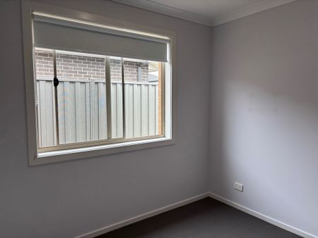 Great Family Living in Roxburgh Park - Photo 3