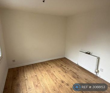 4 bedroom end of terrace house to rent - Photo 2