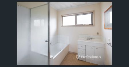 Stylish 3-Bedroom Residential Unit in Springvale - Photo 3