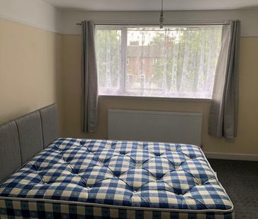 4 bedroom semi-detached house to rent - Photo 3