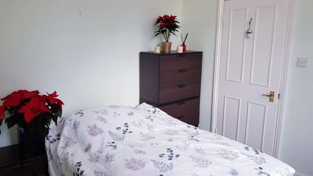 2 bedroom property to let - Photo 3