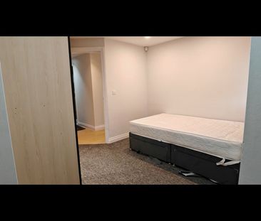 2 Bed Flat, Hyde Road, M12 - Photo 4