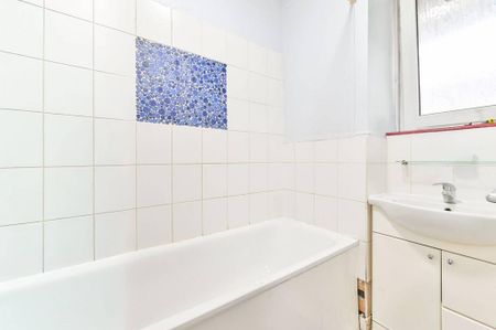 3 bedroom flat to rent - Photo 3