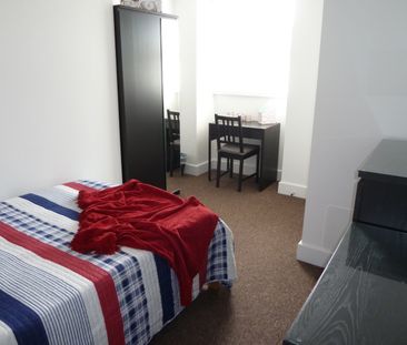 Alumhurst Road, Bournemouth, Dorset, BH4 - Photo 3