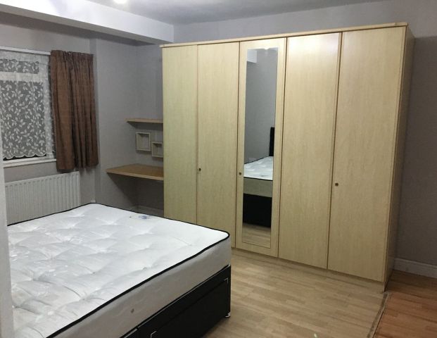 4 Bed Terraced House, Mortlake Road, IG1 - Photo 1