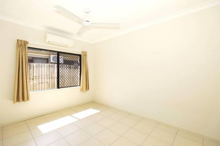 Fully Tiled and Air Conditioned Family Home - Huge Patio - Excellent Value - Photo 5