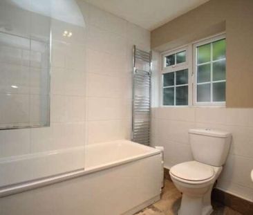 Egham Hill, Egham, TW20 - Photo 3