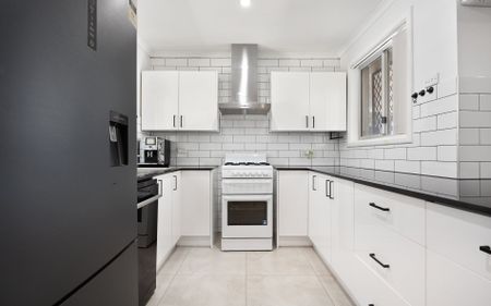 Modern Family Home Feauturing a Pool, Granny Flat and Shed! - Photo 3