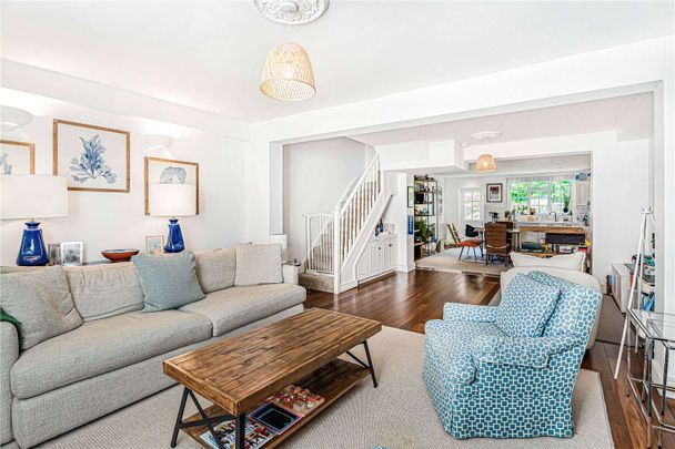 Beautiful three double bedroom family home with large roof terrace and private garden in fantastic Islington location. - Photo 1