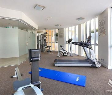 Fully Furnished - Bright and Spacious Home in Emerald Lakes - Photo 3