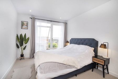 A superb 3 bedroom top floor apartment in the heart of the city centre with allocated parking space. A bright and contemporary property and an all round must to view! - Photo 4