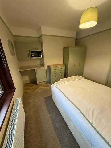 5 bedroom semi-detached house to rent - Photo 2