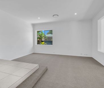 Spacious Family Home Just Metres from the Broadwater - Photo 2