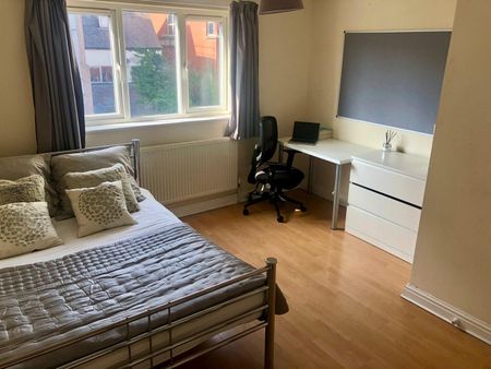 6 Bed Terraced House, Pomona Street, S11 - Photo 4