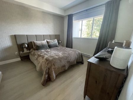 King + Crescent Furnished Condo in South Surrey - Photo 2