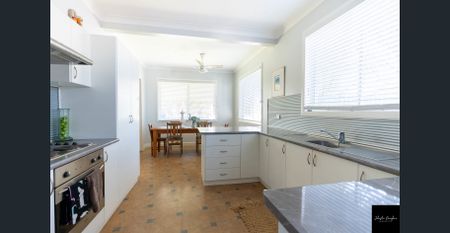 CHARMING WEATHERBOARD HOME WITH IMMACULATE GARDENS - Photo 5